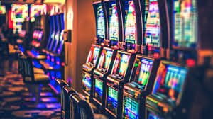 9bet app লাইভ রুলেট টেবিলে ডিলার চাকা ঘোরাচ্ছেন